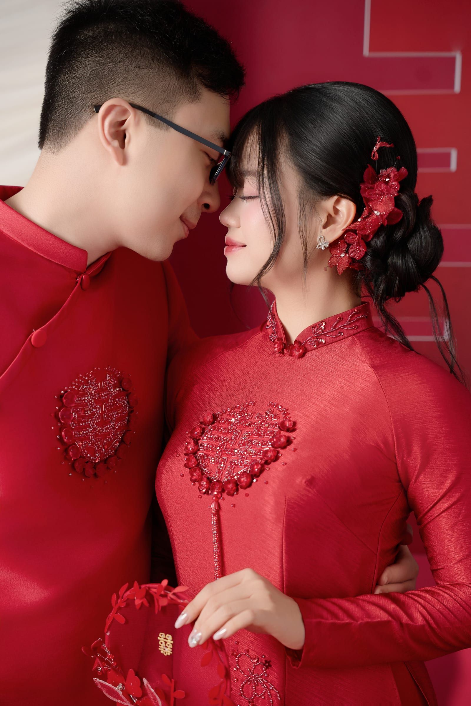 Đức và Trinh trong bộ áo dài đỏ